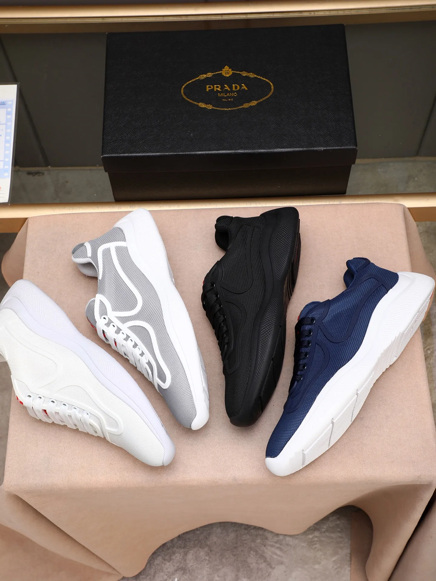 Men's shoes 💰400 PRADA/Prada men's lace-up casual sports shoes, the upper is made of imported rubber and breathable mesh. It is soft, comfortable and breathable. The tongue is decorated with the PRADA brand letter logo. The thick rubber sole echoes the red label tongue. The style is fashionable and elegant. The details are carefully crafted. A casual sports shoe with a super western style and excellent breathability!  Size: 38-44 (45 46 customized)